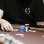 Apakah bilangan minimum pemain yang diperlukan untuk satu permainan Texas Hold’em?