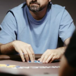 Yang mana lebih kuat dalam Texas Hold'em: flush atau straight?