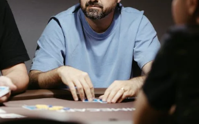 Yang mana lebih kuat dalam Texas Hold'em: flush atau straight?