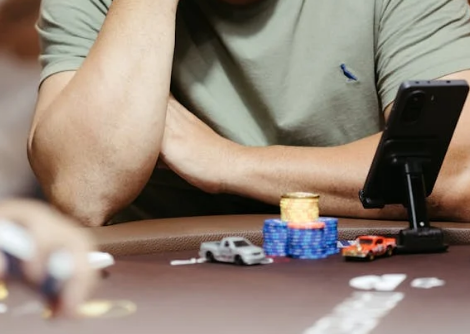 Cara Menaikkan Taruhan dalam Texas Hold’em