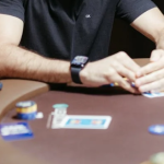 Bagaimana Texas Hold'em berbeza daripada poker standard?