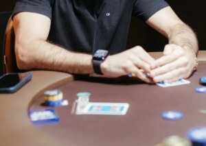 Bagaimana Texas Hold'em berbeza daripada poker standard?
